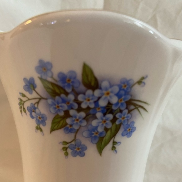 Elegant Vintage Sheltonian Porcelain Vase, Adorned w/Tiny Forget-Me-Knot Flowers - Picture 2 of 11